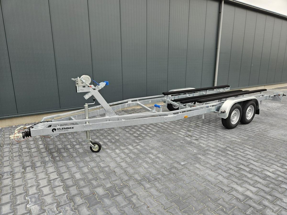 Vlemmix Boottrailers F 2700 kg. Balken trailer met Wegklapbare LED verlichting zu verkaufen